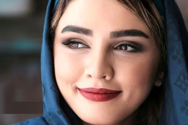 سیما خضرآبادی با ژست خاص و هنری در باند فرودگاه!