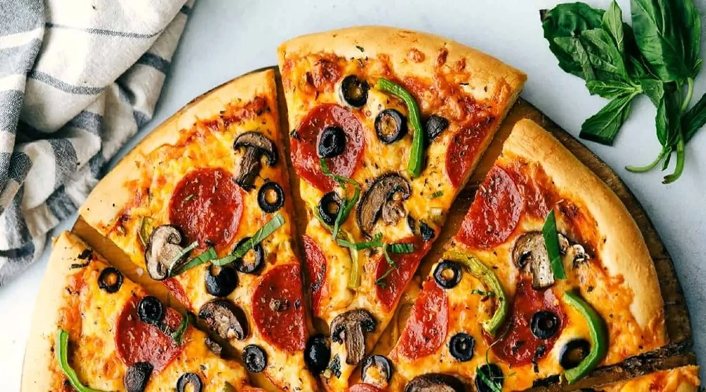 طرز تهیه پیتزا بندری؛ یک تیر و دو نشون!