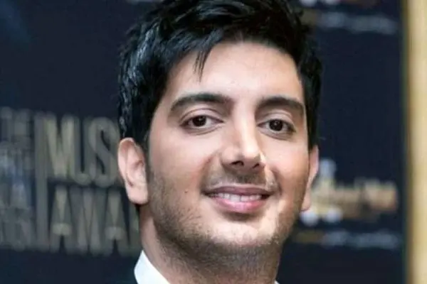 استایل جذاب دهه هشتادی فرزاد فرزین با لباس جین