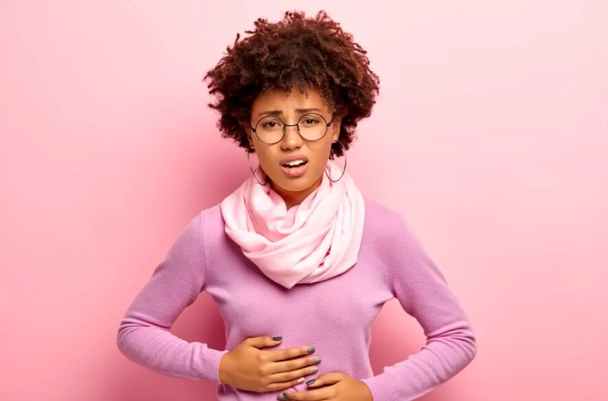 علائم سردی معده، چگونه درمان می‌شود؟