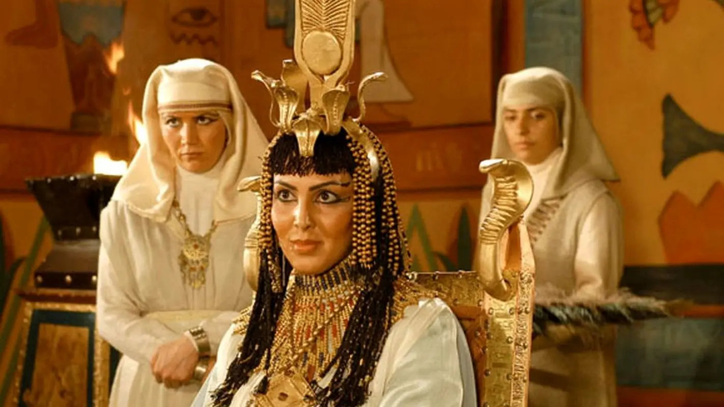 ظاهر متفاوت بازیگر نقش نفرتیتی در کنسرت رضا صادقی!