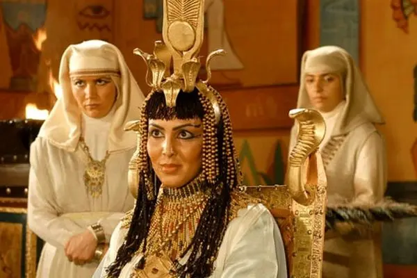 ظاهر متفاوت بازیگر نقش نفرتیتی در کنسرت رضا صادقی!