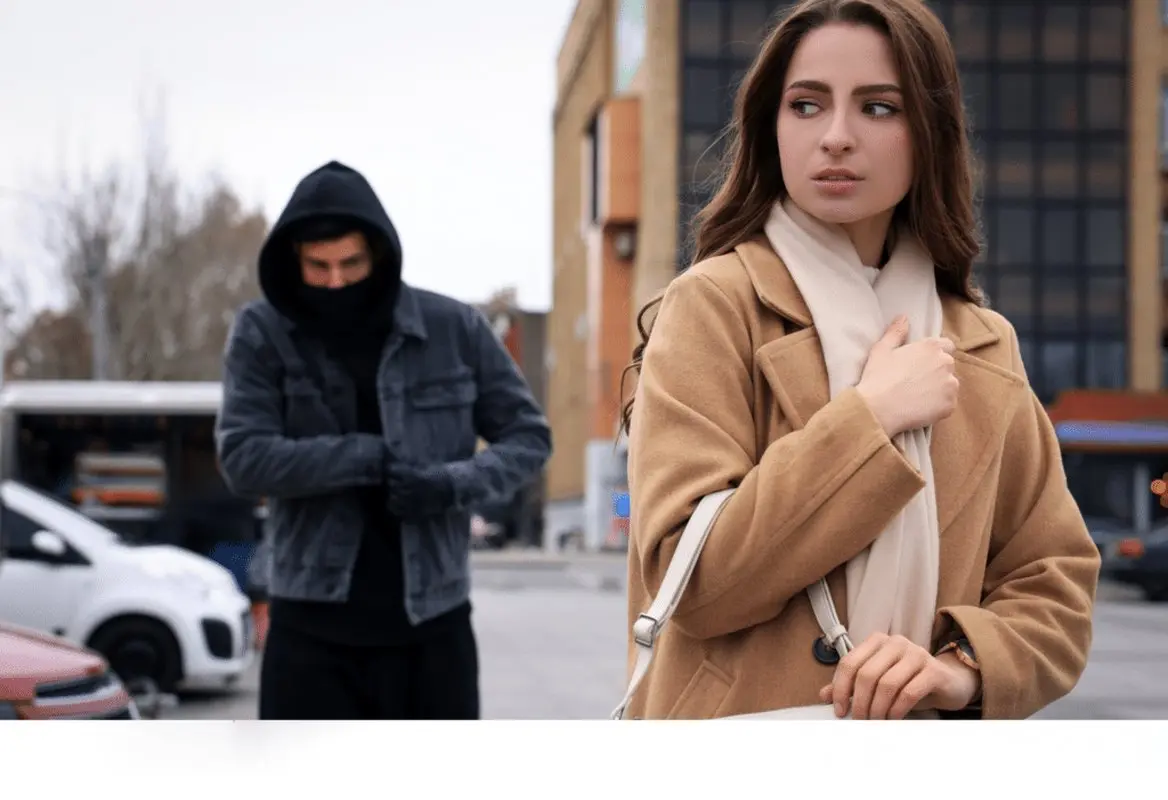 استاکر کیست و چگونه از او دوری کنیم؟ 