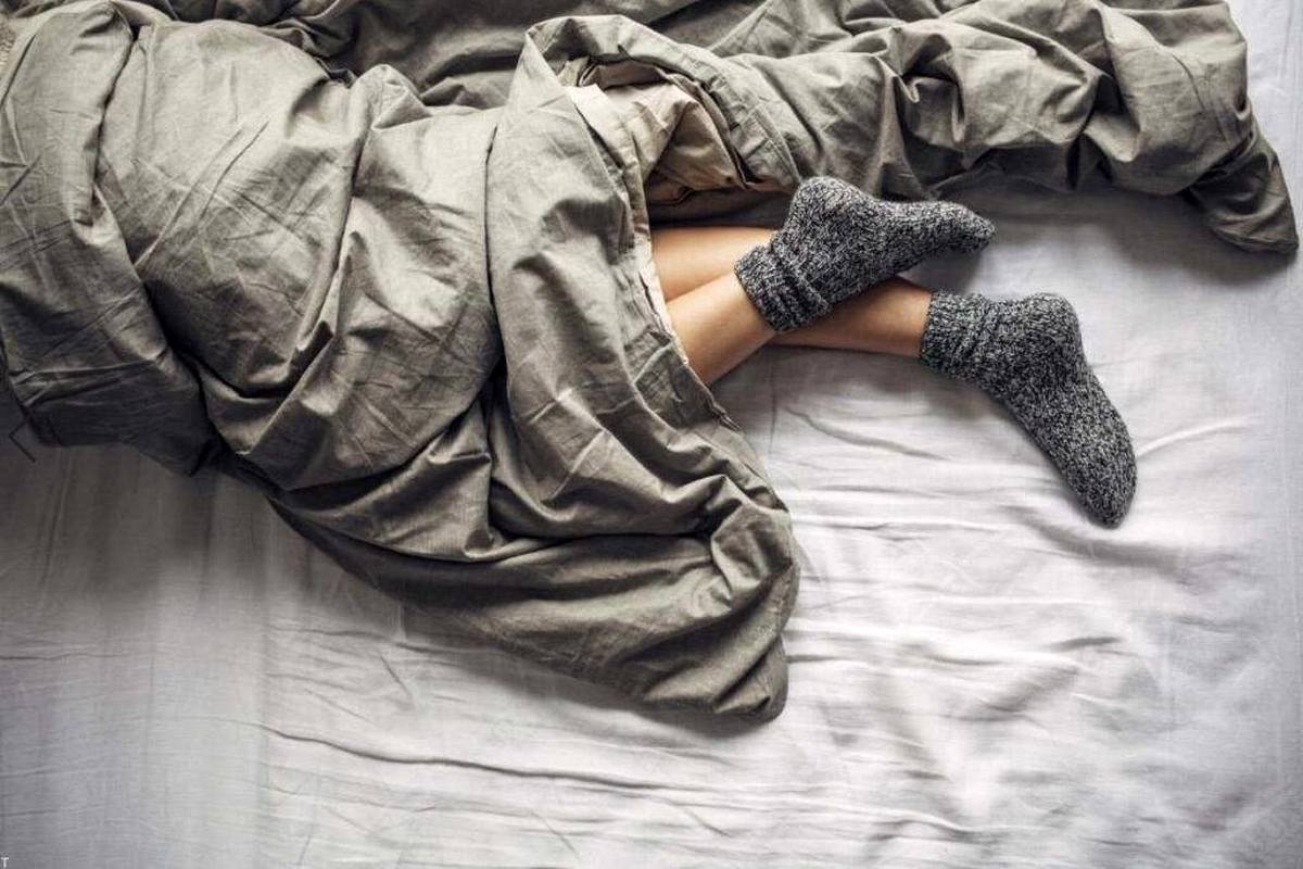 بررسی یک موضوع داغ در شبکه‌های اجتماعی/ شب‌ها با جوراب بخوابیم یا بدون جوراب؟

